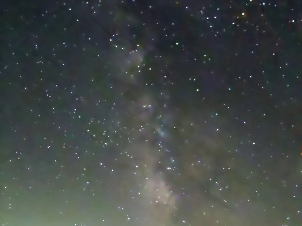 Voie lactée au-dessus de la cime des arbres, ciel étoilé d'été