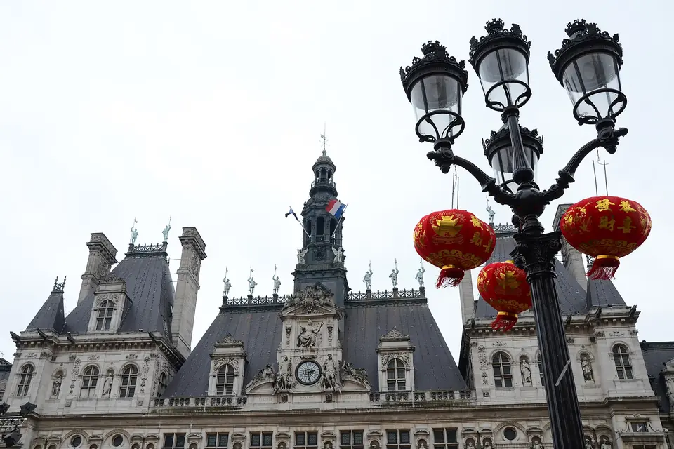 Lanternes rouges accrochées à un réverbère devant l'Hôtel de Ville de Paris, pour le Nouvel An chinois